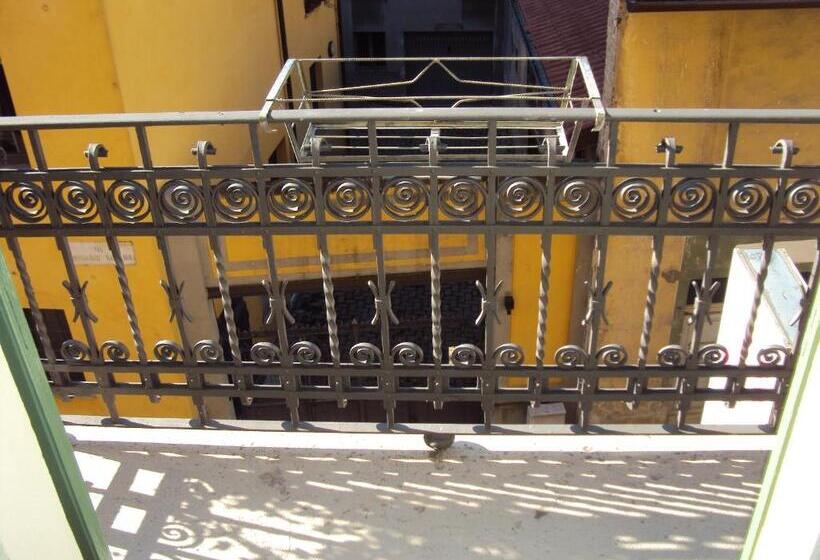 غرفة عائلية, La Salsesina