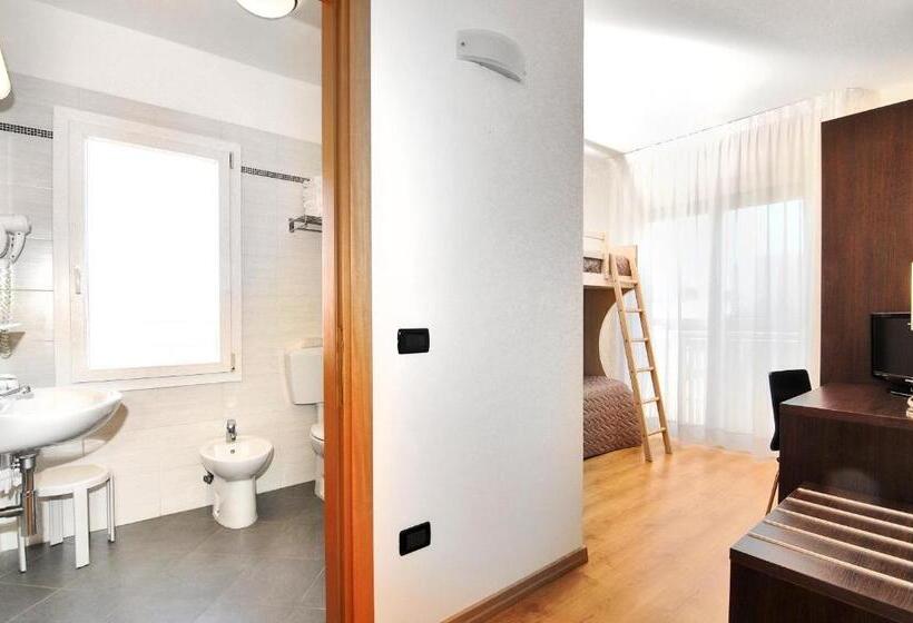 Семейный Номер Боковой Вид на Море, Levante