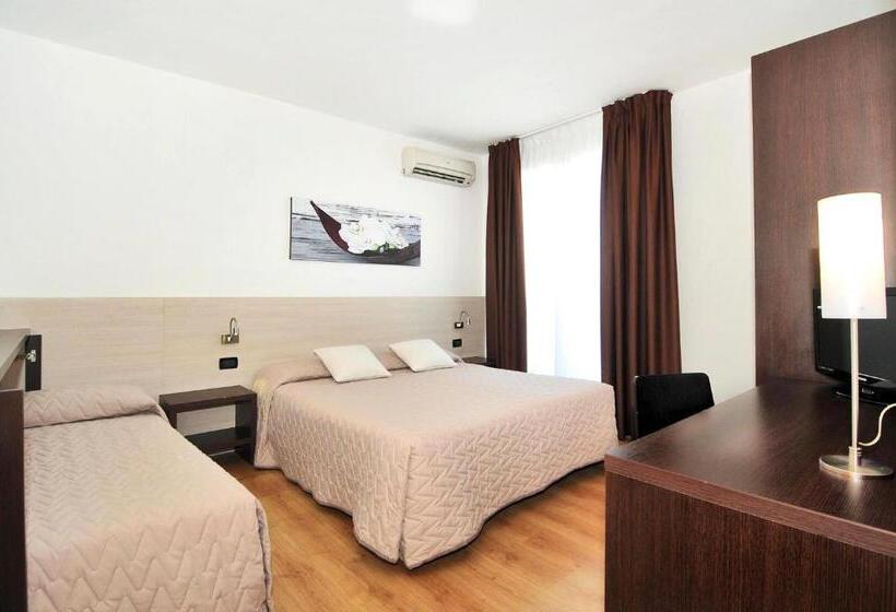 Семейный Номер Боковой Вид на Море, Levante