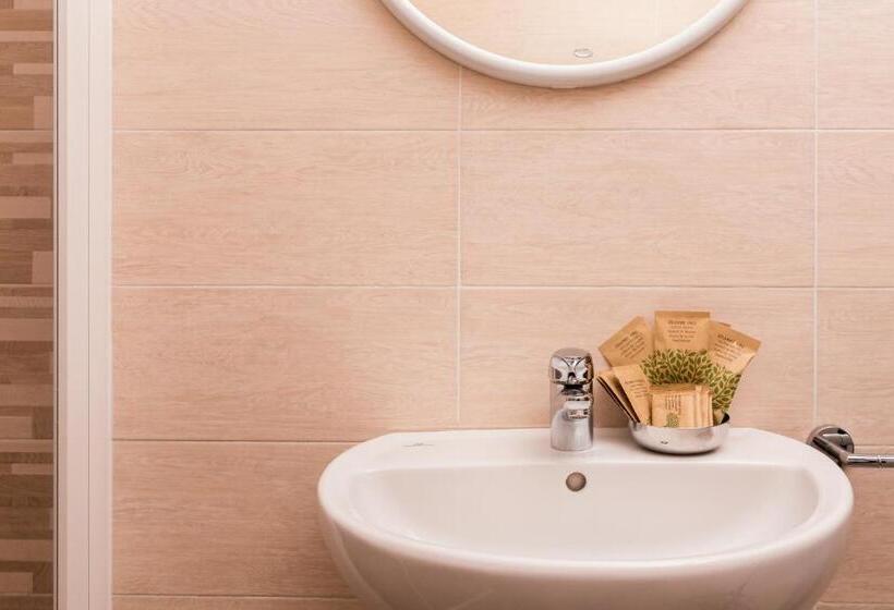 经济型三人房间, Lydia