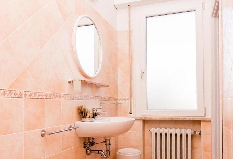 四人标准间, Lydia