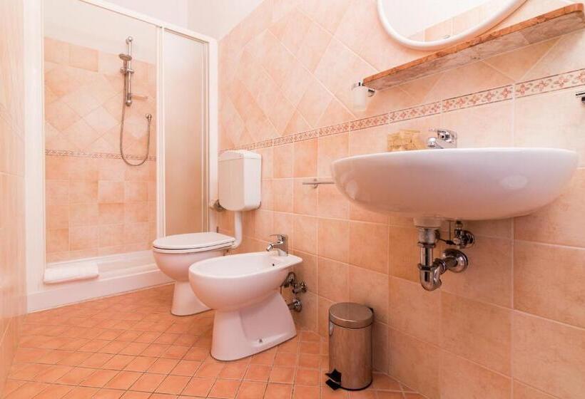 四人标准间, Lydia