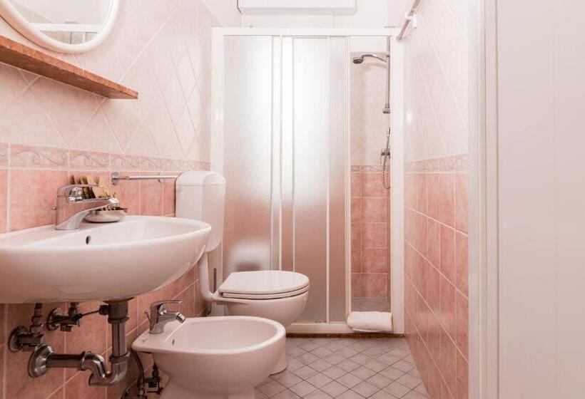 高级大房间, Lydia