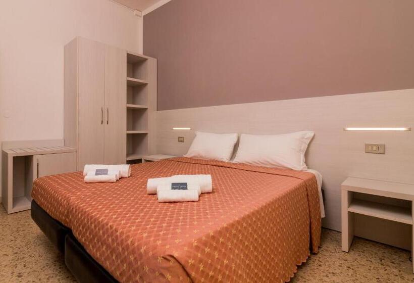 高级大房间, Lydia