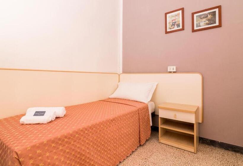 标准单人间, Lydia