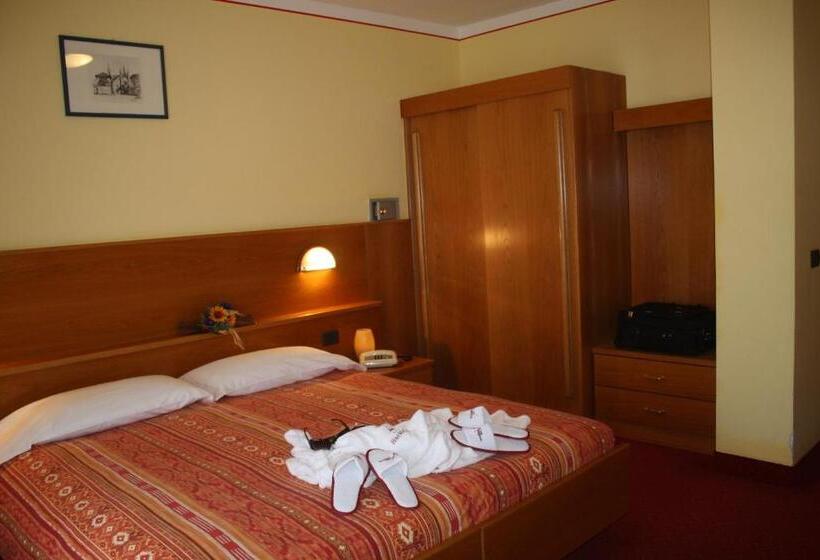 חדר סטנדרט, Michela