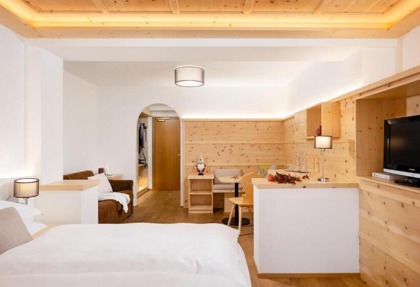 スーペリアの４人部屋, Pareda