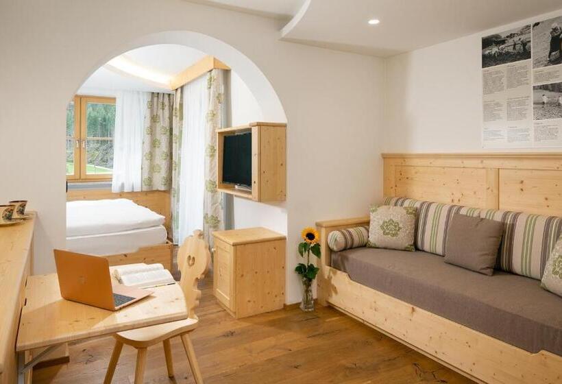 デラックストリプルルーム, Pareda