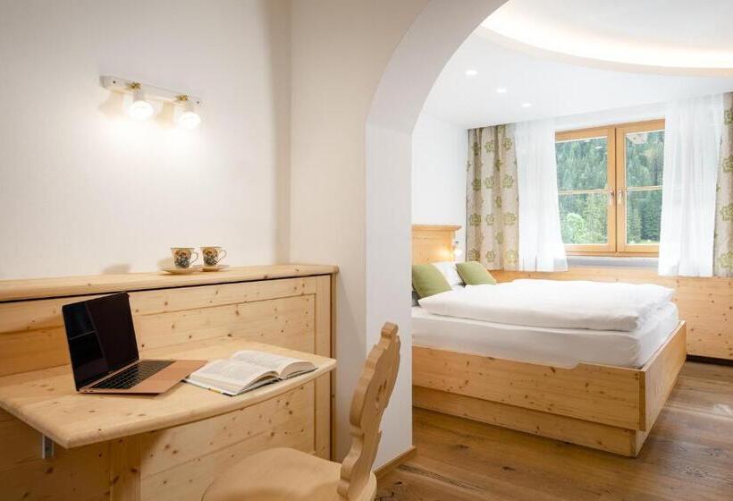 デラックストリプルルーム, Pareda