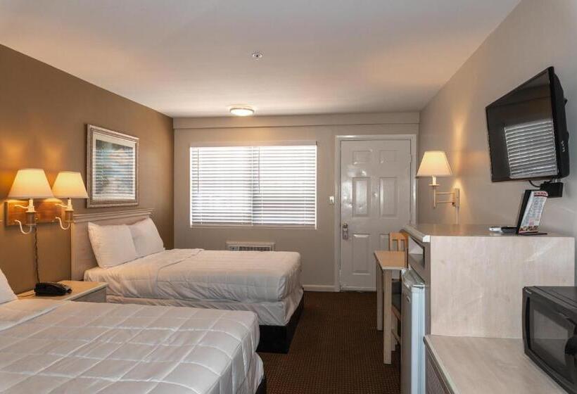 Номер Стандарт Вид на Бассейн, The Admiral Hotel/motel