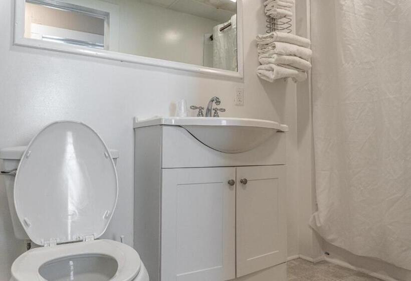 Апартаменты 1 Спальня, The Admiral Hotel/motel