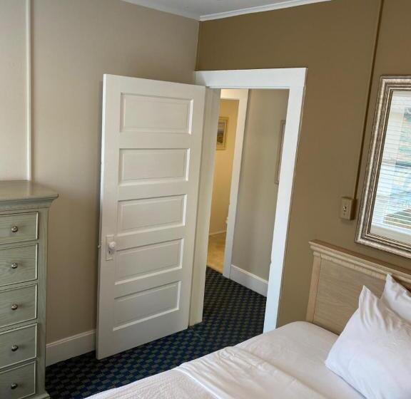 Апартаменты 1 Спальня, The Admiral Hotel/motel