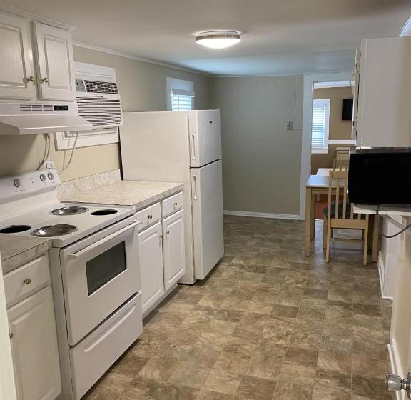 Апартаменты 2 Спальни, The Admiral Hotel/motel