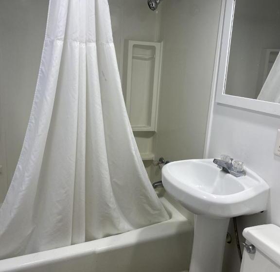 Люкс, The Admiral Hotel/motel