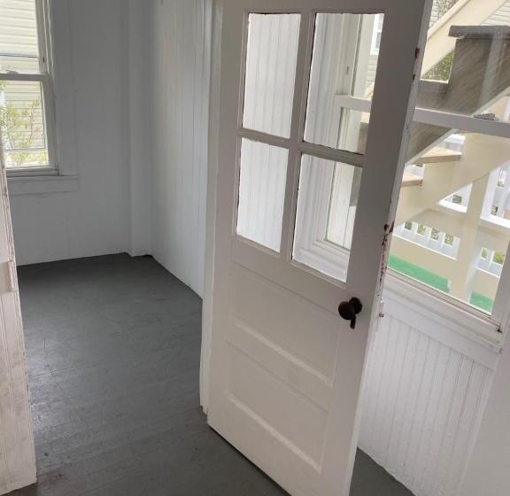 Апартаменты 1 Спальня с Балконом, The Admiral Hotel/motel