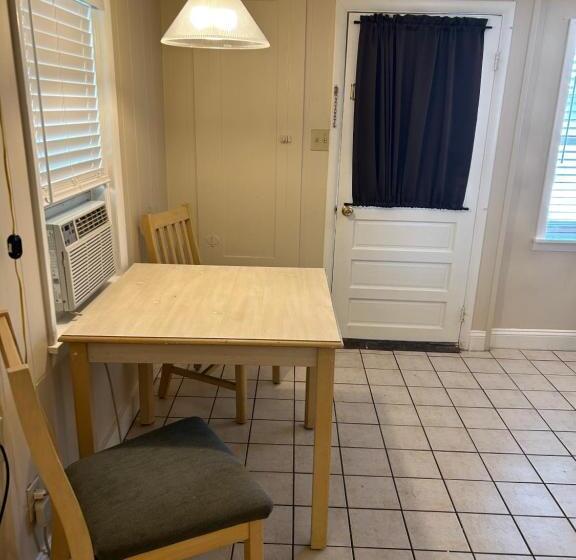 Люкс Вид на Город, The Admiral Hotel/motel