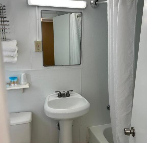 Четырехместный Номер Стандарт, The Admiral Hotel/motel