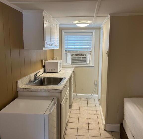 Студия Стандарт, The Admiral Hotel/motel