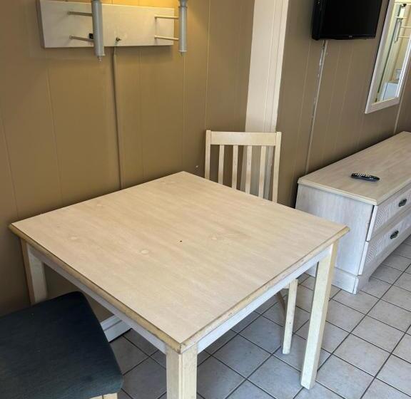 Студия Стандарт, The Admiral Hotel/motel