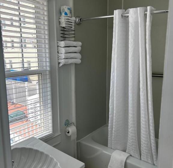 Номер Стандарт с Балконом, The Admiral Hotel/motel