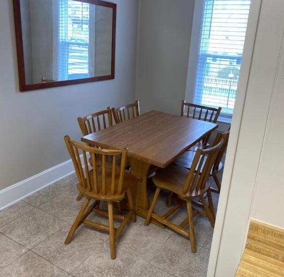 Апартаменты 1 Спальня, The Admiral Hotel/motel