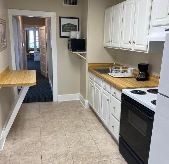 Апартаменты 1 Спальня, The Admiral Hotel/motel