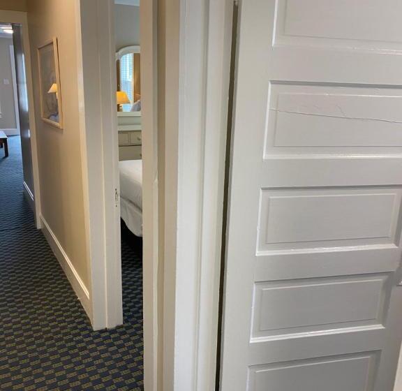 Апартаменты 1 Спальня, The Admiral Hotel/motel