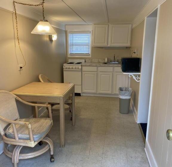 Люкс, The Admiral Hotel/motel