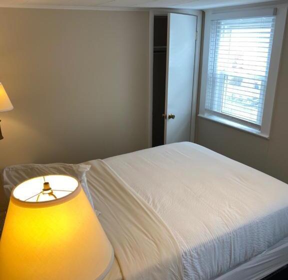 Апартаменты 2 Спальни, The Admiral Hotel/motel