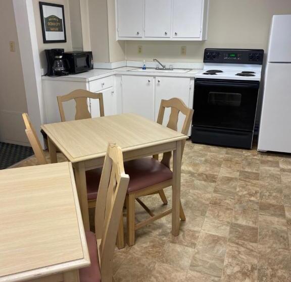 Апартаменты 2 Спальни, The Admiral Hotel/motel