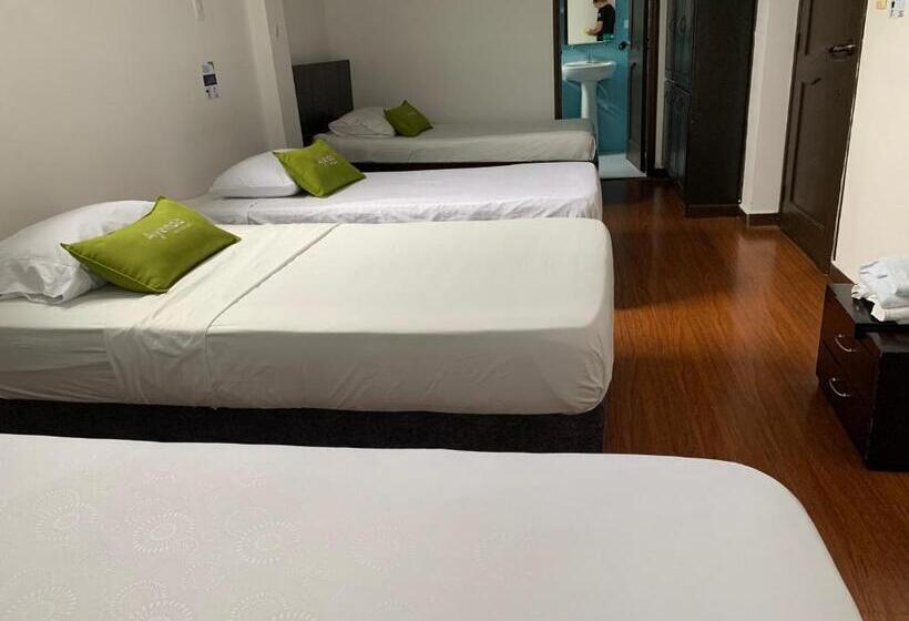 4인용 스탠다드 룸, Castellón Plaza