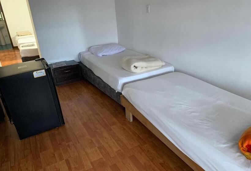 חדר משפחתי, Castellón Plaza