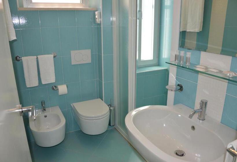 اتاق استاندارد سه نفره, Felix