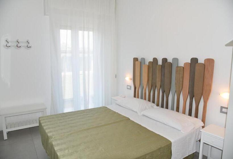 اتاق اکونومی, Felix