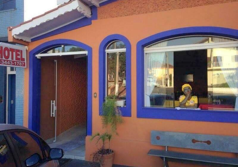 חדר קלאסי לשלושה, Gandhi