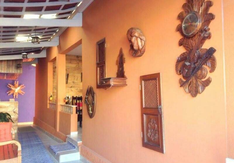 חדר קלאסי לשלושה, Gandhi