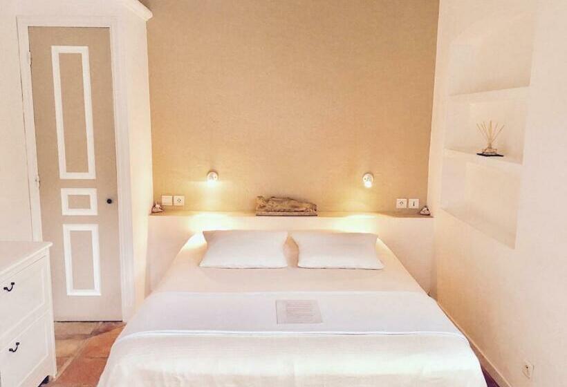 プールの見えるスーペリアルーム, Le Mas D'olivier