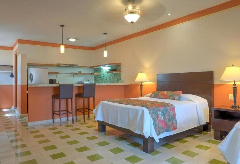 غرفة قياسية ثلاثية مطلة علي حمام السباحة, Luz En Yucatan