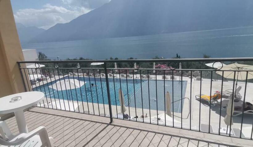 标准间带湖景, Mercedes