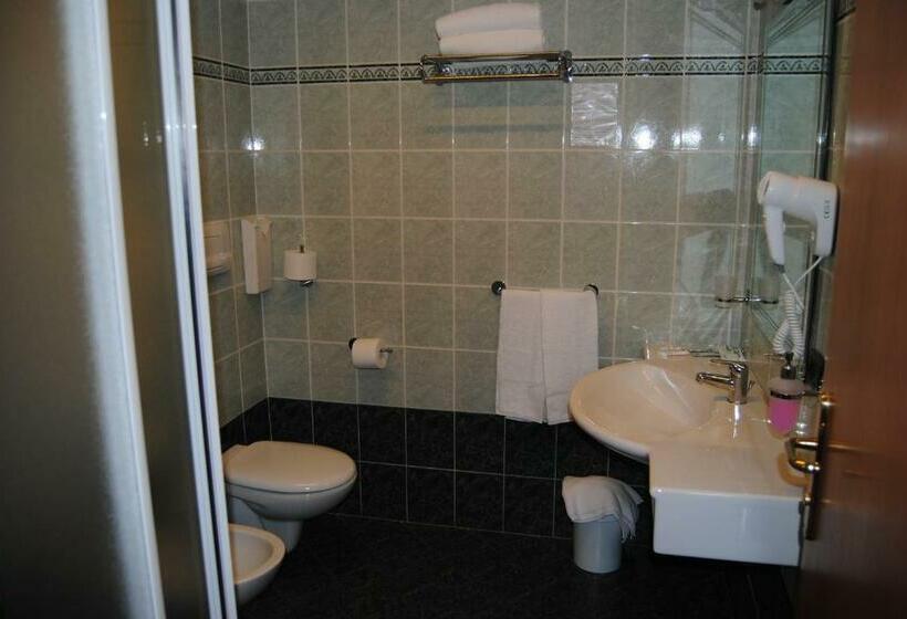 标准间带湖景, Mercedes