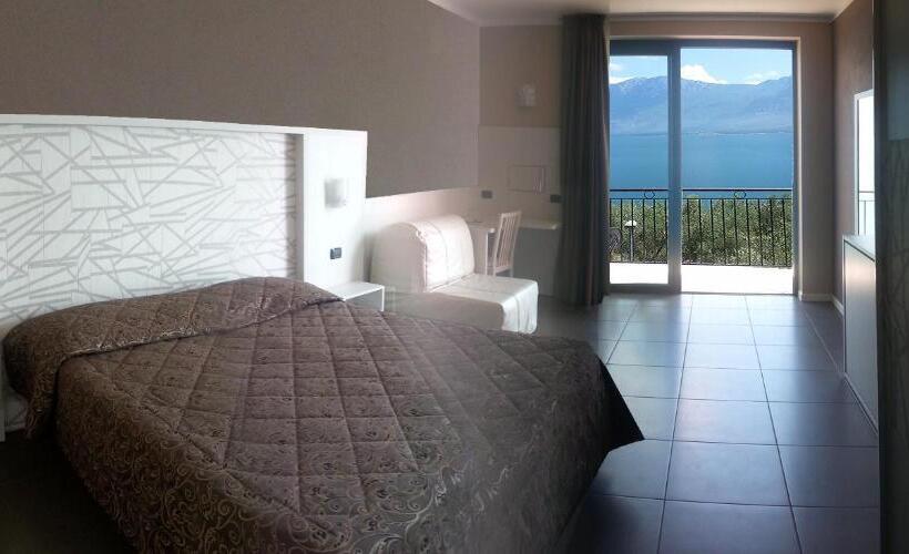 标准间带湖景, Mercedes