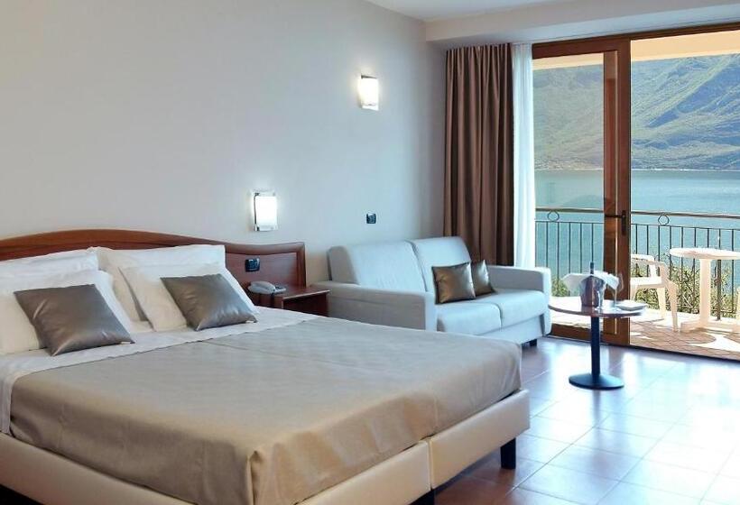 标准三人间, Mercedes