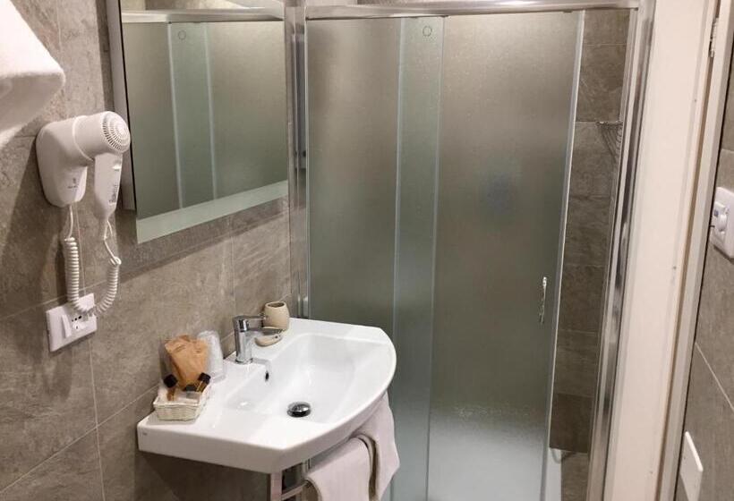 连接 1 卧室公寓, Mercedes