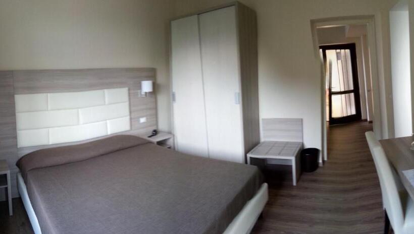 连接 1 卧室公寓, Mercedes