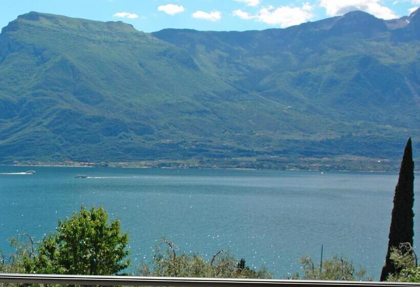 标准三人间, Mercedes