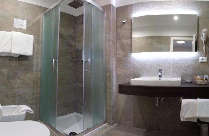 标准三人间, Mercedes