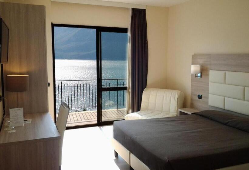 标准三人间, Mercedes