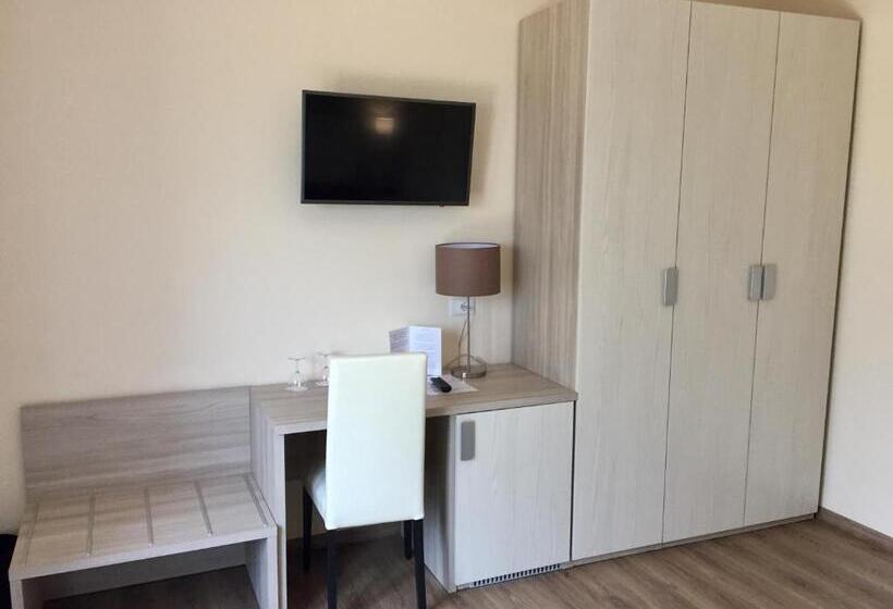 带花园景观的标准三人间, Mercedes