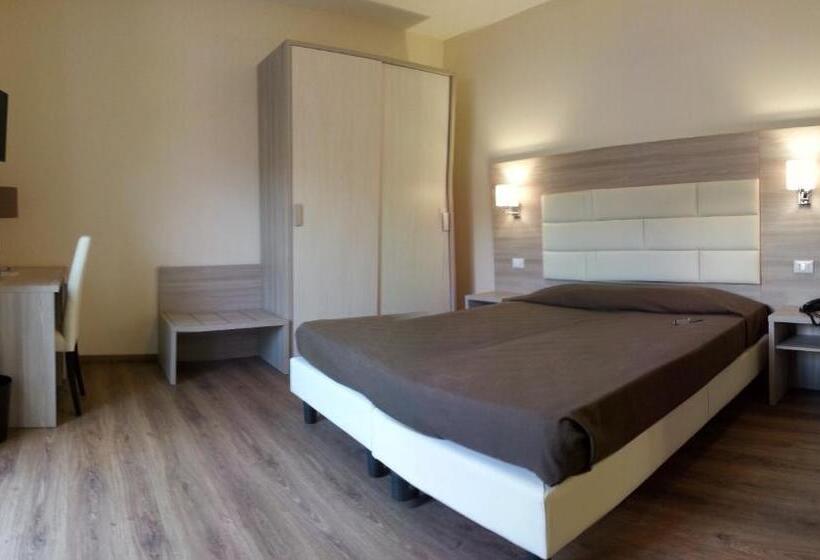 带花园景观的标准三人间, Mercedes