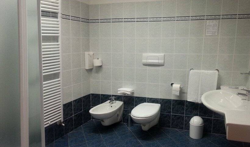 标准三人间, Mercedes